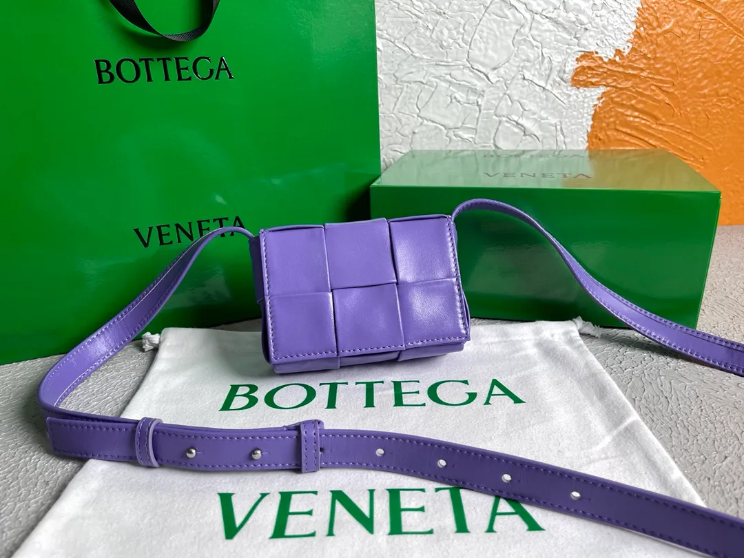 Special price 400🉐️Bottega Veneta/Bottega Veneta 2021 new product CASSETTE woven cross-body shoulder bag BV bag, single internal zipper pocket, magnetic buckle opens and closes, the original oil-waxed cowhide may have texture derived from the original style of the leather, skin spots and other surface marks are normal, please do not worry. Style number: 6813#, color: lavender origin: Italy mini size: 13*9.5*5cm